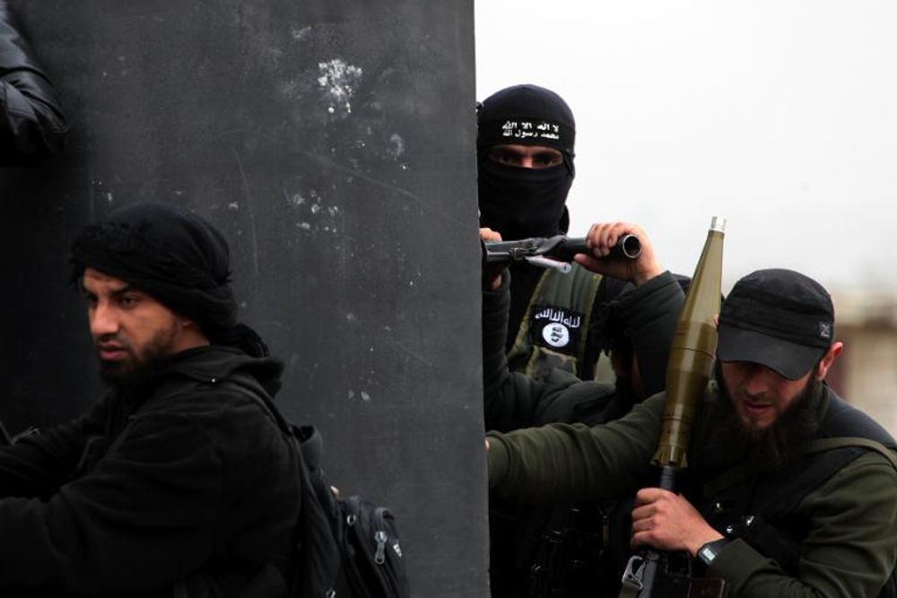 Des combattants jihadistes du Front al-Nosra patrouillent à bord d'un pick-up, le 4 avril 2013 à Aziza, près d'Alep