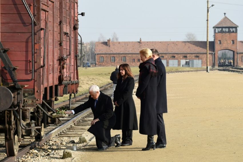 Archive - Le vice-président américain Mike Pence dépose une gerbe sur les marches d'un wagon de train exposé à Auschwitz qui servait à acheminer les Juifs dans le camp d'extermination