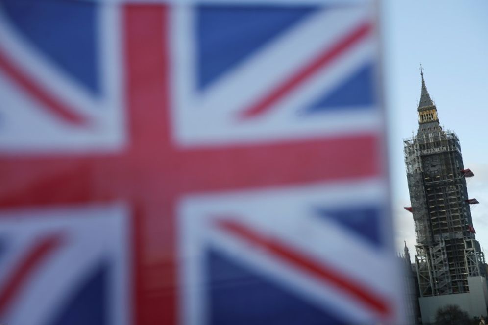 Un drapeau britannique devant la tour de Big Ben, à Londres, le 8 décembre 2017