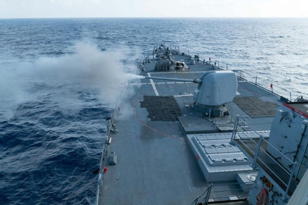 Le destroyer américain USS Curtis Wilbur lors d'un exercice de tir, le 15 janvier 2016 en mer de Chine du Sud