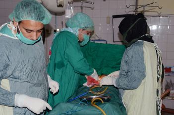 Des docteurs pakistanais pratiquent une césarienne à l'hôpital de Muzaffarabad, le 12 mai 2016
