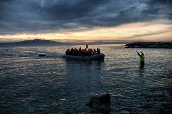 Quatre personnes sont mortes et jusqu'à 20 autres étaient recherchées par les autorités après le naufrage vendredi d'un bateau qui transportait des migrants dans la mer Noire, au large de la côté turque