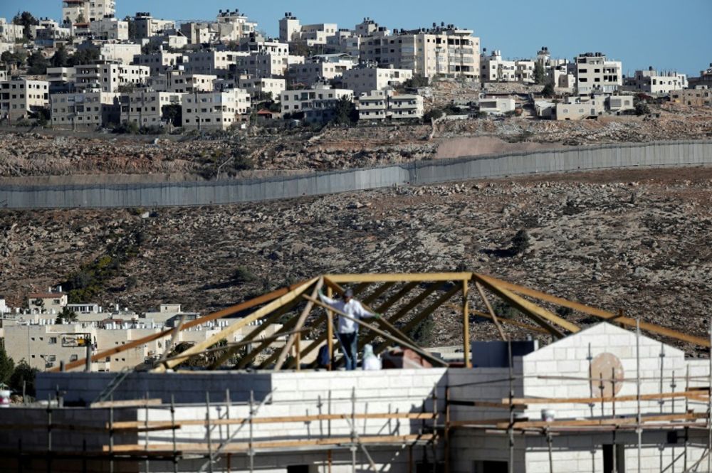 Illustration - Des immeubles en construction dans l'implantation israélienne de Pisgat Zeev, en face du Mur séparant Jérusalem de la ville de Ramallah (en arrière-plan), en Cisjordanie, le 26 octobre 2017