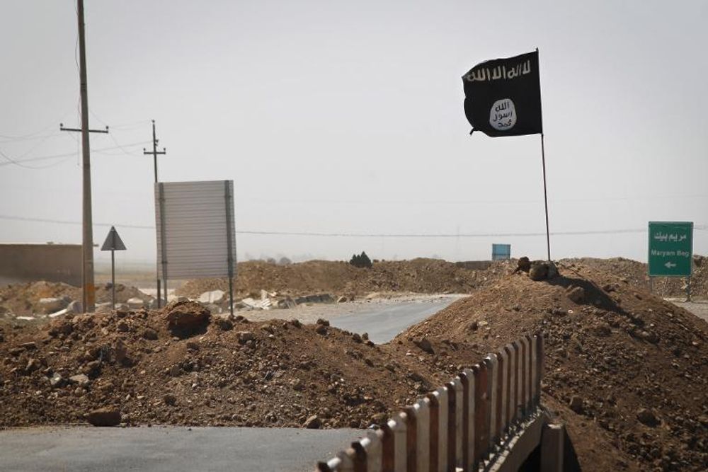 Le drapeau de l'organisation Etat islamique (EI) entre les villes de Kirkouk et Tikrit en Irak, le 11 septembre 2014