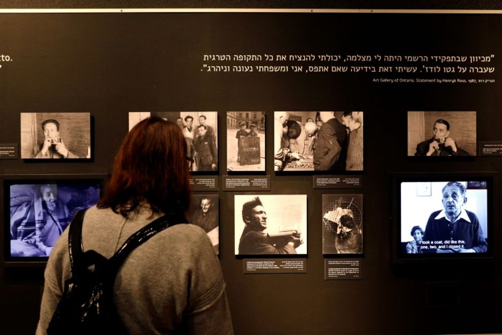 Image d'illustration  Une femme regarde des images de la vie dans le ghetto de Lodz, en Pologne, dans le cadre d'une exposition de photographies sur la Shoah au mémorial Yad Vashem à Jérusalem, le 24 janvier 2018