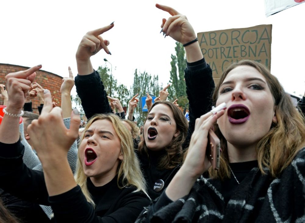 Des Polonaises participent à une manifestation pour protester contre une proposition de loi interdisant l'IVG à Varsovie, le 3 octobre 2016