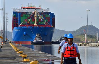 Le porte-container chinois Cosco Shipping Rose au niveau de l'écluse de Cocoli fraîchement inaugurée, dans le canal de Panama, le 3 décembre 2018 
