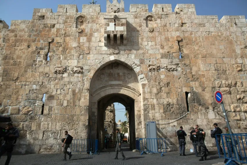 Des forces de sécurité israéliennes devant la porte des Lions, le 12 octobre 2015 à Jérusalem