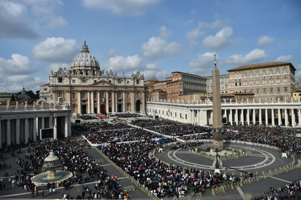 A general view shows the crowd in St Peter's square during the Palm Sunday mass on March 20, 2016 in Vatican
