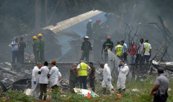 Les secours sur le site du crash de l'avion de la compagnie cubaine Cubana de aviacion peu après son décollage de l'aéroport Jose Marti de La Havane, le 18 mai 2018