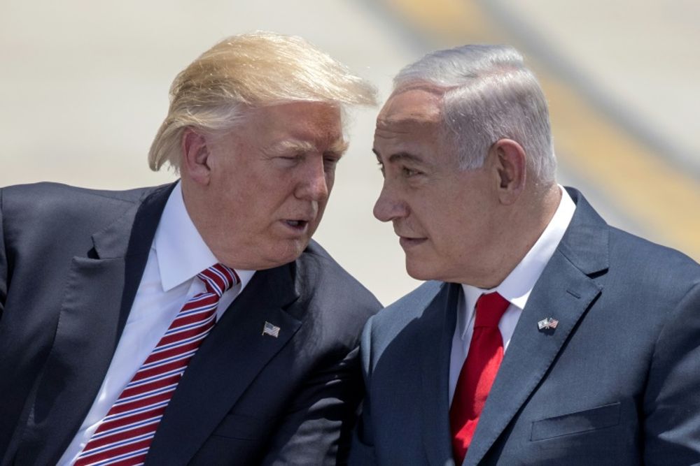 Le président américain Donald Trump et le Premier ministre israélien Benjamin Netanyahu discutent à l'aéroport international Ben Gurion à Tel-Aviv, le 22 mai 2017