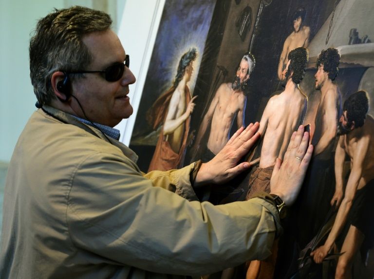 i24news spanish museums invite blind to touch masterpieces