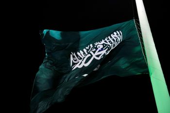 Photo prise le 23 septembre 2014 montrant un drapeau géant de l'Arabie Saoudite, à Djeddah