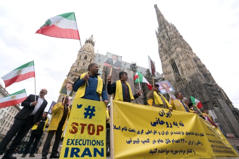 Manifestation le 30 mars 2016 à Vienne en Autriche contre le président iranien Hassan Rohani et le grand nombre de condamnations à mort et d'exécutions en Iran, au moins 977 en 2015 selon Amnesty International