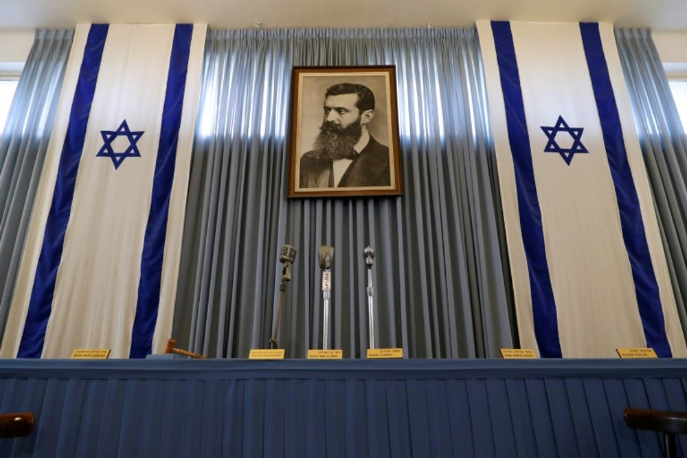 Cette photo prise le 3 mai 2018 montre un portrait de Théodore Herzl, le père du sionisme, accroché dans la salle où l'indépendance d'Israël a été déclarée le 14 mai 1948 à Tel-Aviv