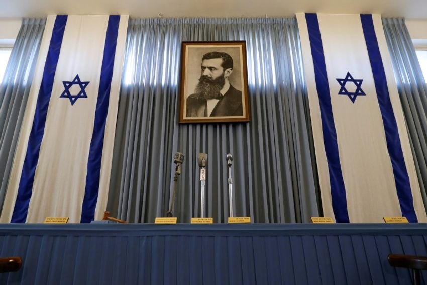 Cette photo prise le 3 mai 2018 montre un portrait de Théodore Herzl, le père du sionisme, accroché dans la salle où l'indépendance d'Israël a été déclarée le 14 mai 1948 à  à Tel-Aviv