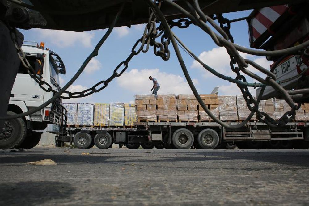 Un camion chargé de marchandises à l'entrée de la bande de Gaza, au poste frontière de Kerem Shalom, le 28 aout 2014