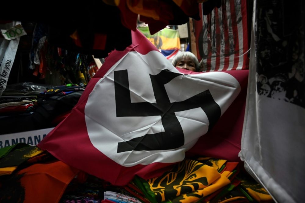 Un drapeau nazi en vente dans un vide-grenier de Côte-d'Or