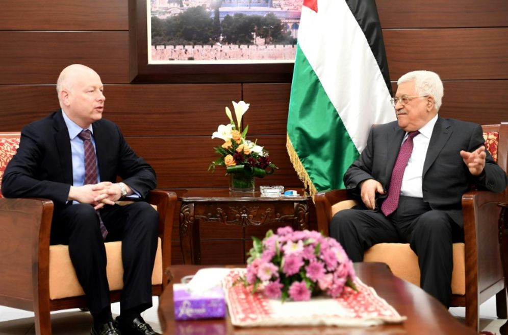 Photographie fournie par le service de presse palestinien, du président de l'Autorité palestinienne Mahmoud Abbas et de l'émissaire américain Jason Greenblatt à Ramallah, le 25 mai 2017