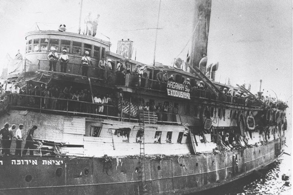 Photo d'archives de L'Exodus 1947 avec 4.500 personnes à son bord, près du port de Haifa