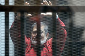 الرئيس المصري المعزول محمد مرسي في قفص المحكمة في القاهرة في 21 حزيران/يونيو 2015
