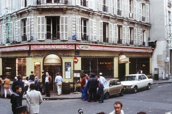 Des badauds le 11 août 1982 devant le restaurant Jo-Goldenberg de la rue des Rosiers à Paris, pris pour cible d'un attentat deux jours plus tôt qui a fait six morts et 22 blessés