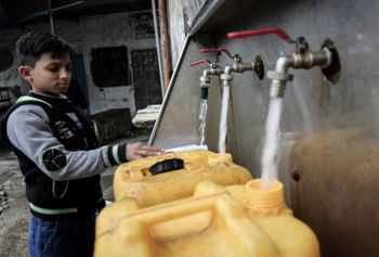 L'eau potable à Gaza rend malade un nombre croissant d'habitants et l'ONU affirme que la rareté et la pollution des ressources en eau sont au premier rang des fléaux du territoire.