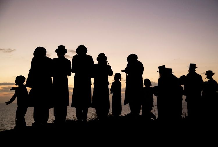 Des juifs orthodoxes prient le 10 octobre 2016 à Herzliya, près de Tel Aviv