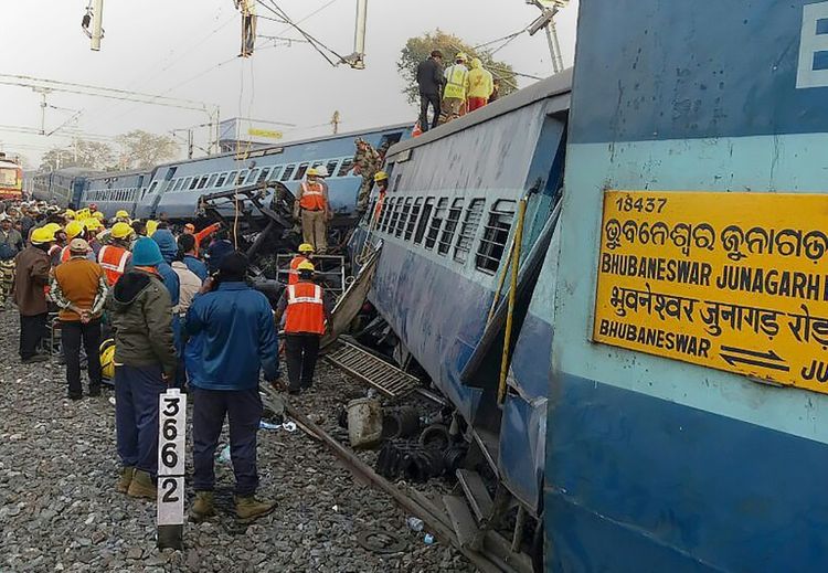 Des équipes de secours recherchent des survivants après le déraillement d'un train, le 22 janvier 2017 près de la gare de Kuneru, en Inde