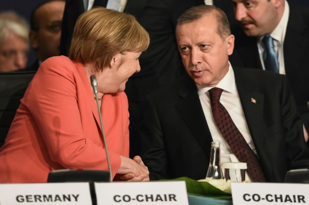German Chancellor Angela Merkel shakes hand with Turkish President Recep Tayyip Erdogan during the World Humanitarian Summit in Istanbul, on May 23, 2016