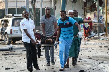 Des gens portent secours à une victime des attentats du 9 novembre 2018 à Mogadiscio
