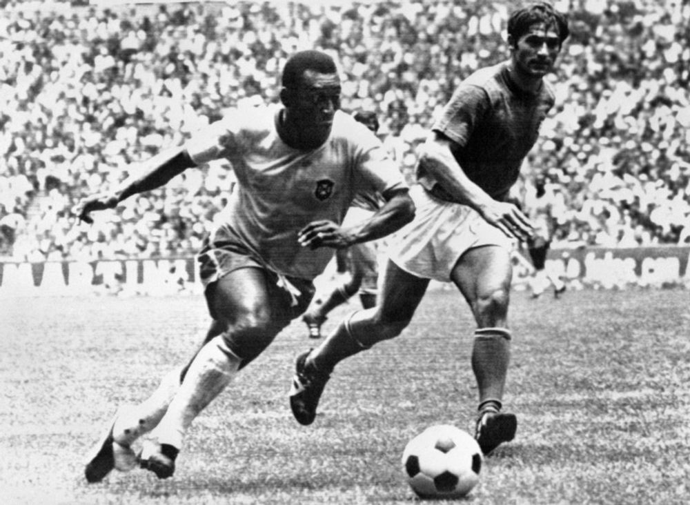 Le Brésilien Pelé (g) dribble le défenseur italien Tarcisio Burgnich  en finale de la Coupe du monde 1970, le 21 juin 1970 à Mexico