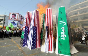 تظاهر عشرات الاف الايرانيين الجمعة في "يوم القدس" دعما للفلسطينيين ونددوا هذه السنة بحملة الضربات الجوية السعودية ضد الحوثيين في اليمن