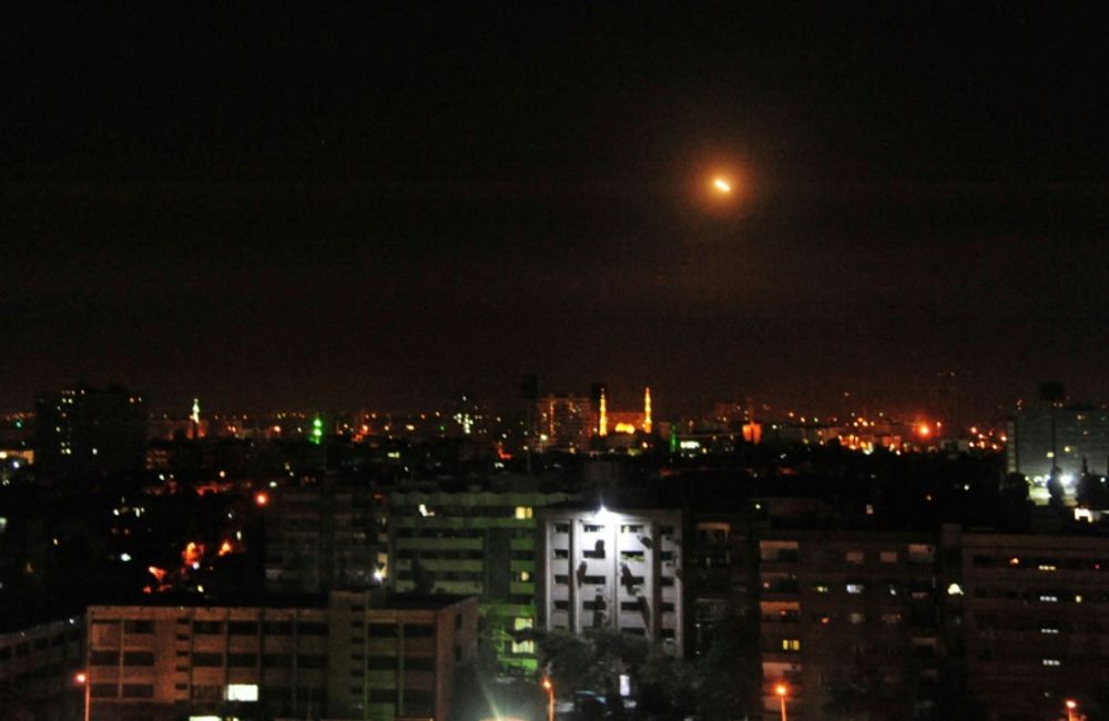 Explosion en bordure de Damas après des frappes occidentales sur des sites du régime syrien. Photo fournie par le site web de l'agence officielle Sana, le 14 avril 2018