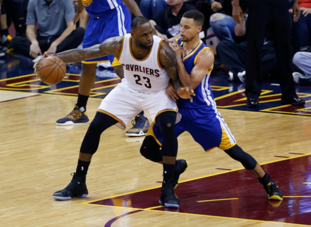Kyrie Irving's late burst lifts Cavaliers past Warriors in NBA
