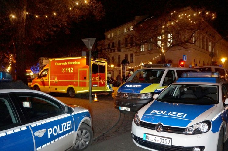 Des voitures de police près d'un marché de Noël de Potsdam, près de Berlin, après la découverte d'un
explosif, le 1er décembre 2017