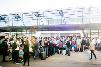 Des centaines de passagers attendent à l'aéroport de Bruxelles paralysé par une panne de courant, le 15 juin 2017