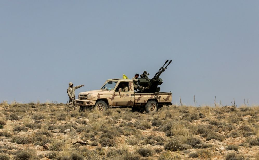 Photographie réalisée le 26 juillet 2017 lors d'une visite de presse guidée par le Hezbollah libanais, montrant des membres du groupe armé, dans une région montagneuse près de la ville d'Aarsal, à la frontière syrienne