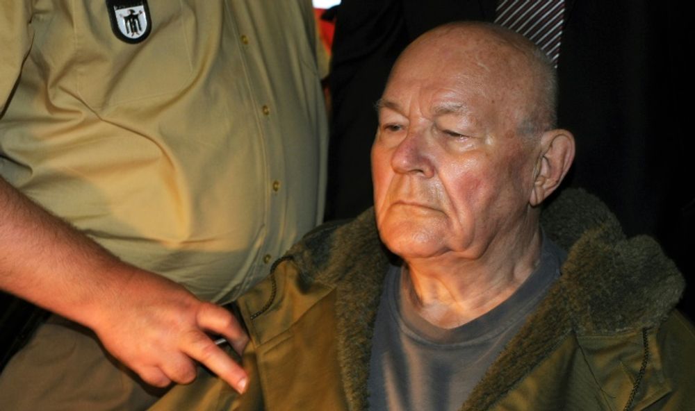 John Demjanjuk, 91 ans, quitte le tribunal après avoir été condamné pour avoir participé à l'élimination de 30.000 personnes dans le camp de la mort de Sobibor, à Munich le 12 mai 2011