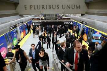 Des voyageurs lors de l'inauguration de nouvelles stations de métro, le 31 décembre 2016 à New York