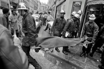 Une personne tuée dans l'attentat de la rue des Rosiers, évacuée sur une civière le 9 août 1982 à Paris