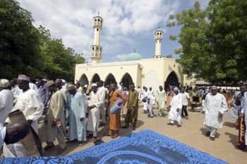Des fidèles quittent la mosquée à Yola (nord-est du Nigeria), le 19 juin 2015