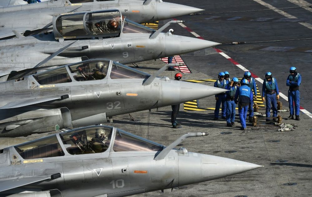 Des Rafale à bord porte-avions Charles de Gaulle le 22 novembre 2015 en Méditerranée orientale