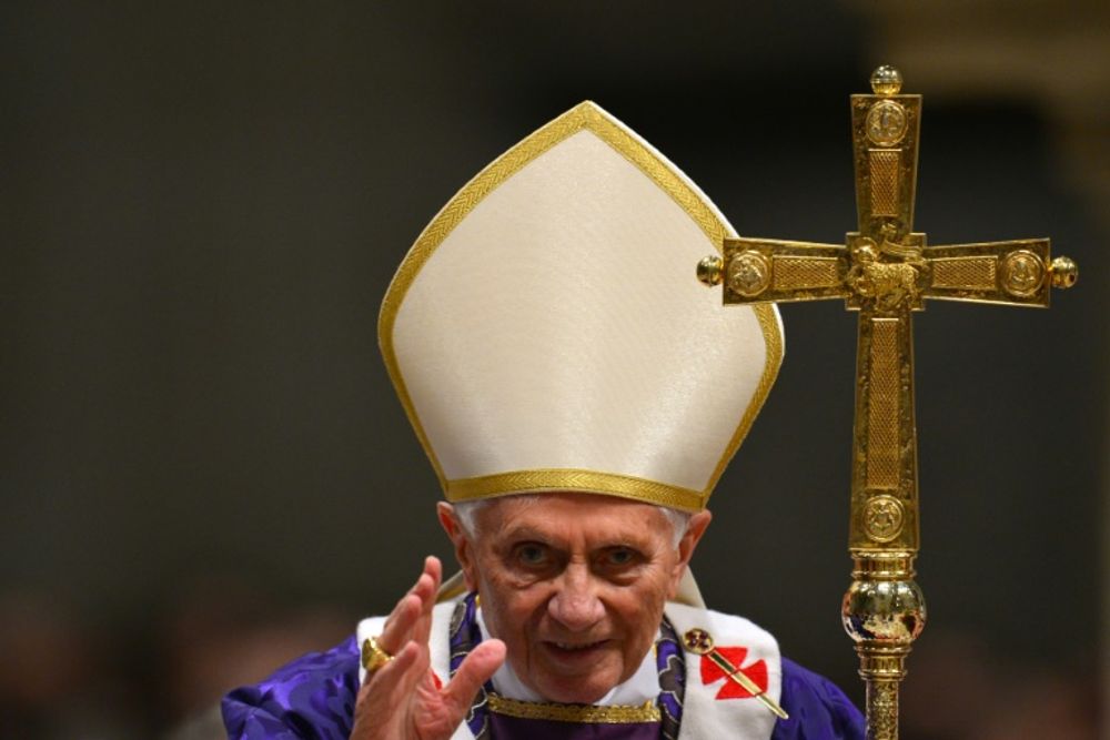 البابا بنديكتوس السادس عشر في قداسه الأخير لأربعاء الرماد في كاتدرائية القديس بطرس في الفاتيكان في عام 2013