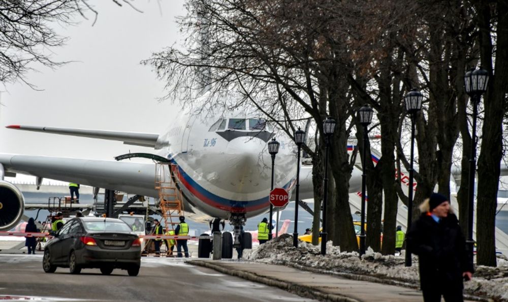 الطائرة التي تقل 46 دبلوماسيا روسيا وأفراد عائلاتهم في مطار فنوكوفو بموسكو يوم الأحد