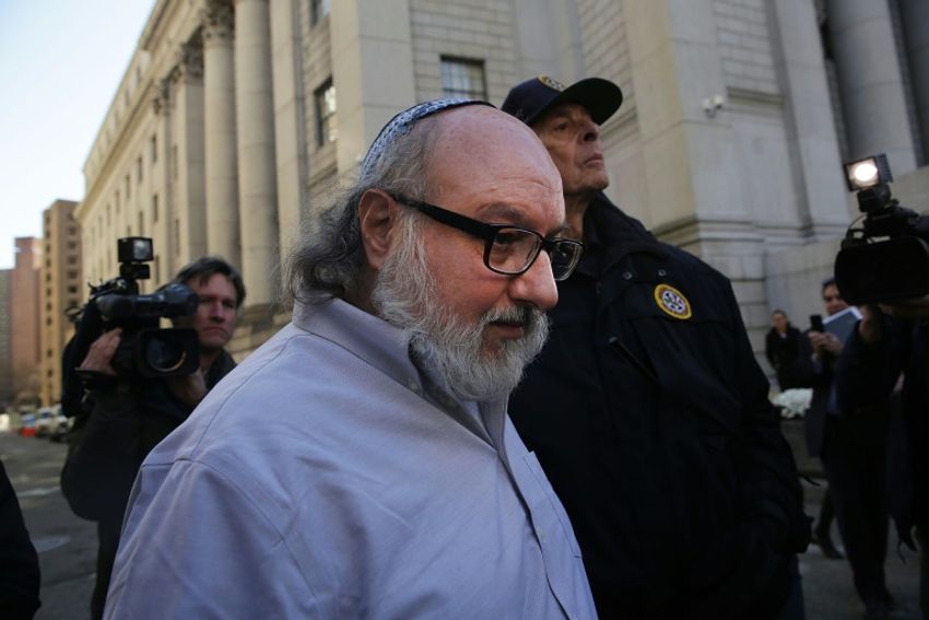 Jonathan Pollard, un Américain reconnu coupable d'espionnage pour Israël, quitte un tribunal de New York après sa libération de prison en novembre 2015 après trois décennies derrière les barreaux