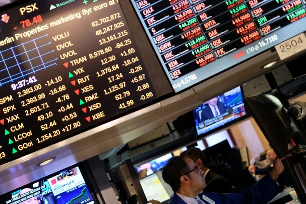 Les traders travaillent sur le parquet après la sonnerie de la cloche d'ouverture pour célébrer le 225e anniversaire de la Bourse de New York, au NYSE de New York le 17 mai 2017
