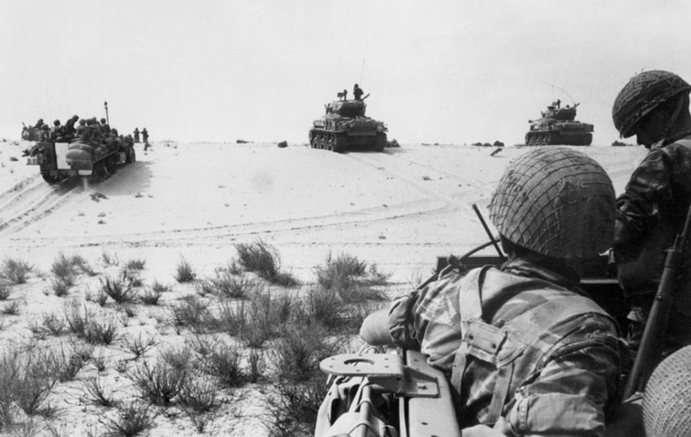 Archive v- Les forces israéliennes en action dans le désert du Sinai pendant la guerre des Six jours le 5 juin 1967