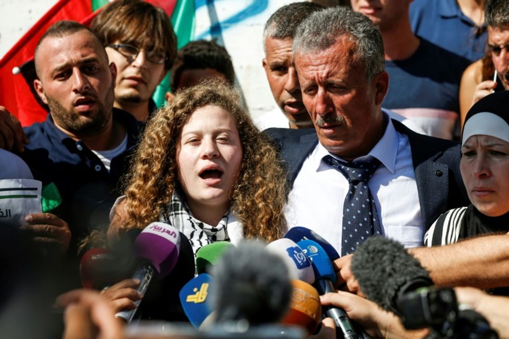 ABBAS MOMANI (AFP) Ahed Tamimi (C), adolescente devenue icône palestinienne, s'adresse aux journalistes après sa sortie de huit mois de détention, près du village de Nabi Saleh, en Cisjordanie, le 29 juillet 2018