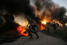 الصحة الفلسطينية:130 إصابة في مسيرات العودة بغزة واسرائيل تقصف خلية تطلق بالونات